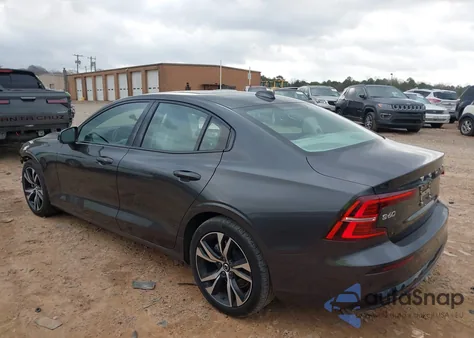 2024 Volvo S60 B5 Plus Dark Theme z USA, uszkodzony, nr VIN 7JRL12FL5RG288448